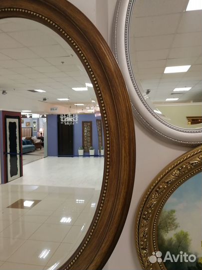 Зеркало в деревянной раме