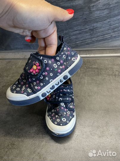 Кроссовки для девочки 24