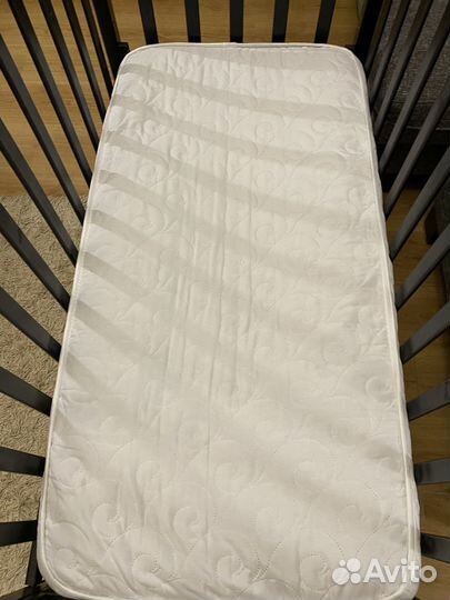 Детская кроватка с маятником и ящиком