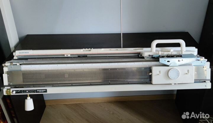 Двухфонтурная вязальная машина Silver Reed SK840