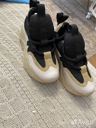 Кроссовки женские