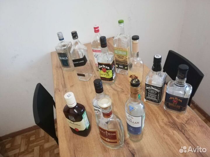 Стеклянные бутылки с крышками