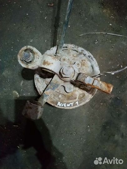 Кулак задний правый hyundai accent 1 x3 1997г