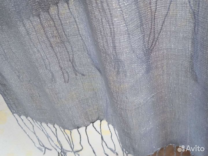 Серебристый палантин с бахромой