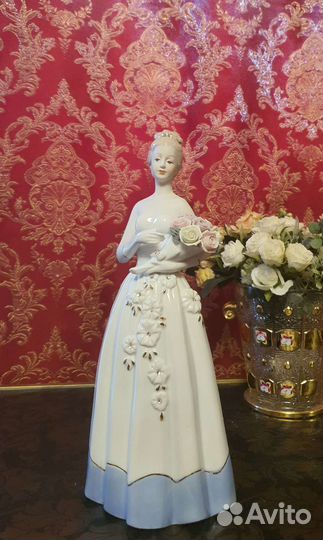 Статуэтка фарфоровая