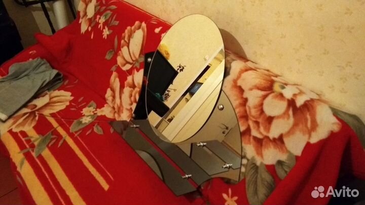 Зеркало с зеркальными полками