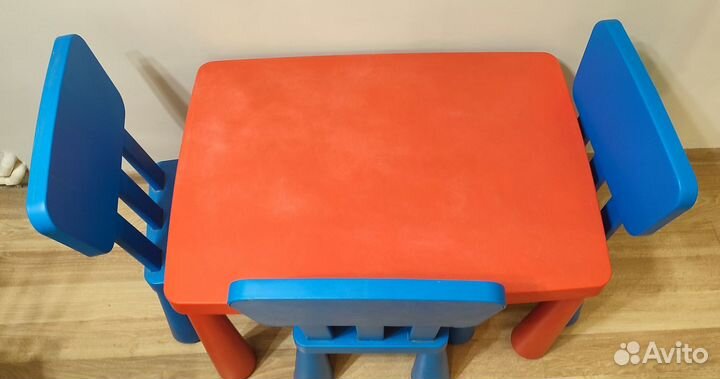 Стол и стулья