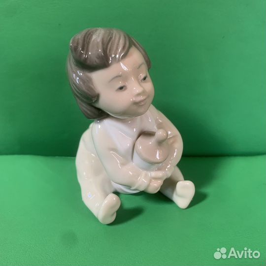 Статуэтка фарфоровая 