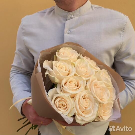 Букет белых роз в крафте