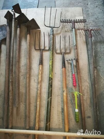 Садовый инвентарь ссср-лопаты, грабли, тяпки, вилы