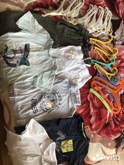 Детские вещи и плечики пакетом