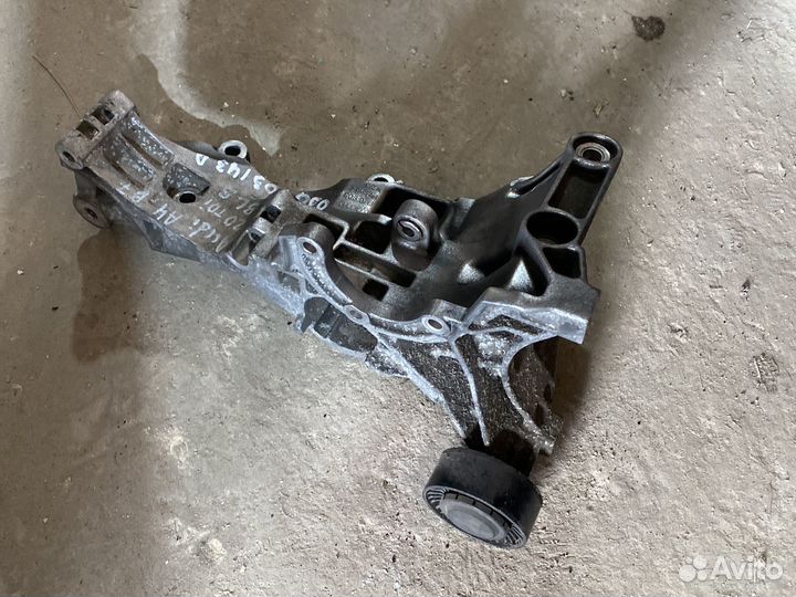 Кранштейн 03G903143D Audi A4 A6