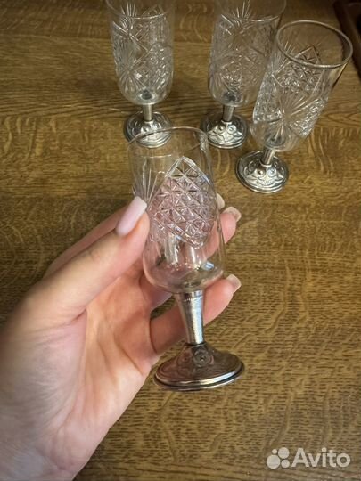Хрустальные рюмки на металлической ножке