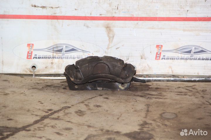 Суппорт перед лево c Honda Stepwgn RF3 K20A