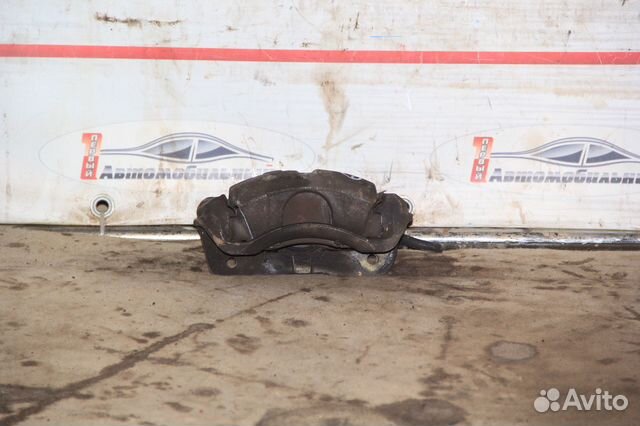 Суппорт перед лево c Honda Stepwgn RF3 K20A