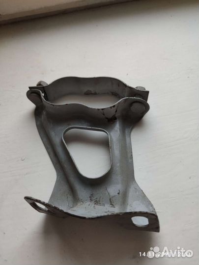 Кронштейн приемной трубы 2108-099,2113-15 (инжекто