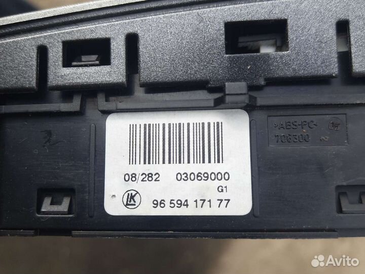 Кнопка аварийной сигнализации Peugeot 308