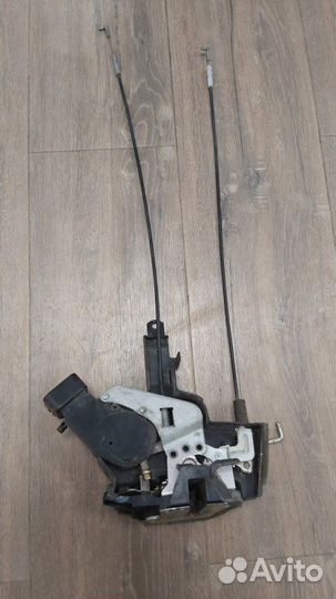 Замок двери передний правый Toyota Land Cruiser