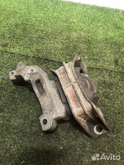 Опора двигателя передняя правая Nissan Juke F15