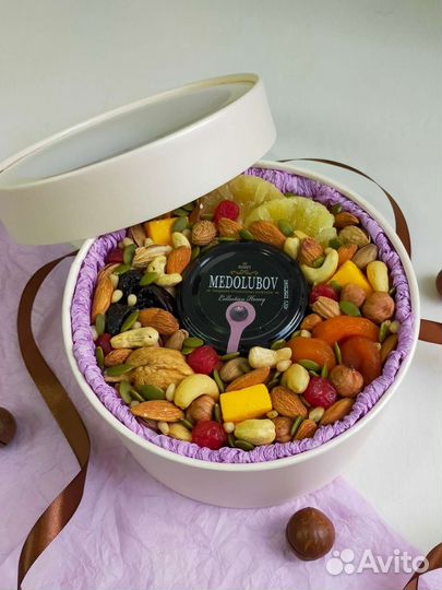 Подарочный набор из орехов и сухофруктов