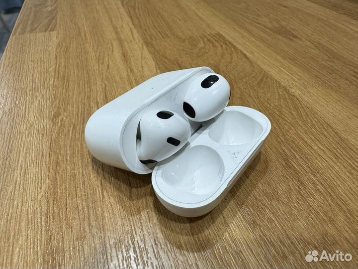 Apple AirPods 3 Lightning Charging Case