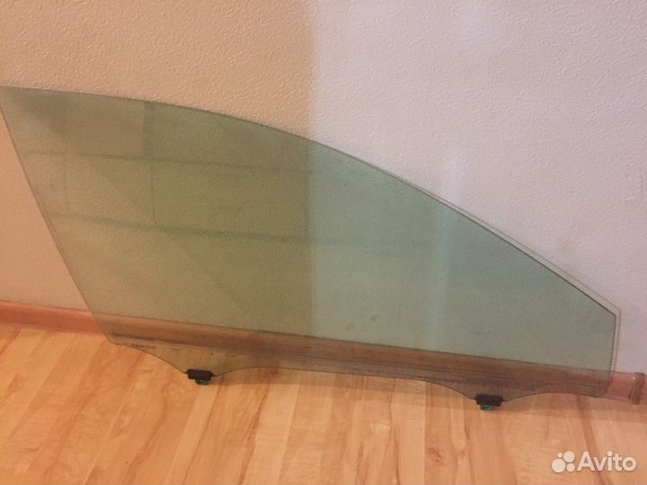 Стекло правой передней двери Camry 40