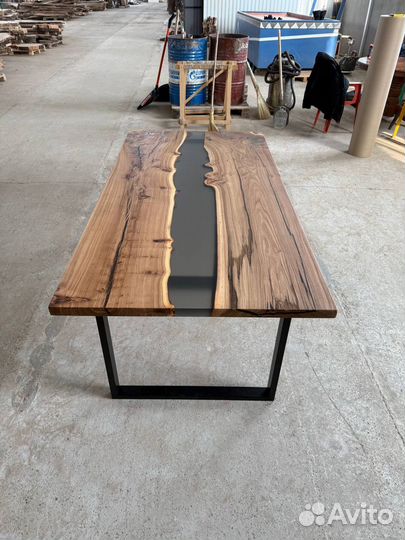 Стол из эпоксидной смолы река