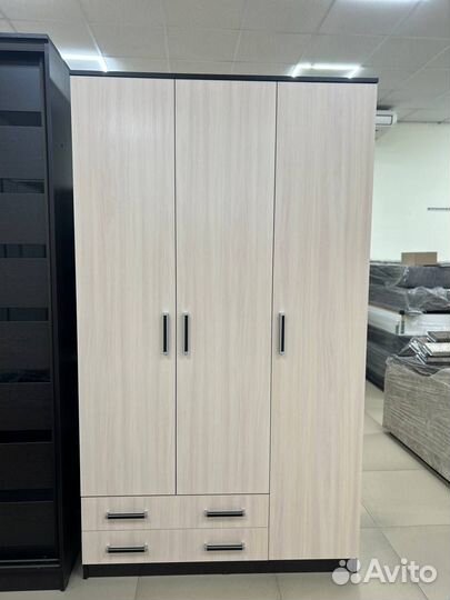 Шкаф распашной с полками