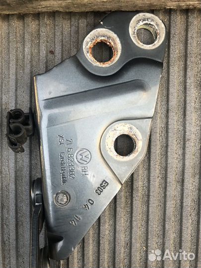 Петля капота touareg