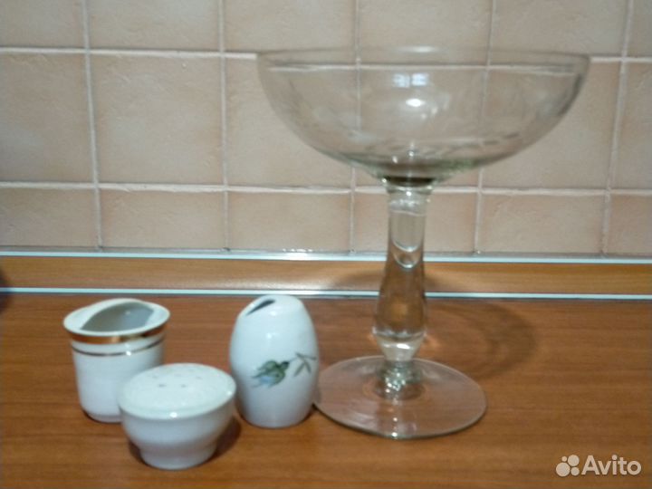 Вазы, кофейные пары,вилки,ножи