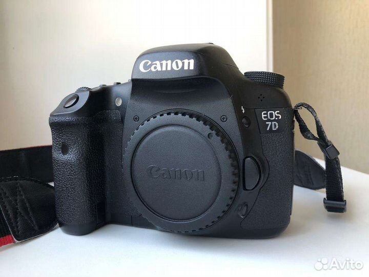 Зеркальный фотоаппарат Canon 7D