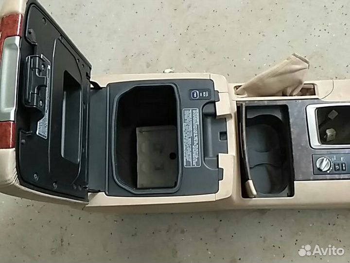 Подлокотник Toyota Land Cruiser 200