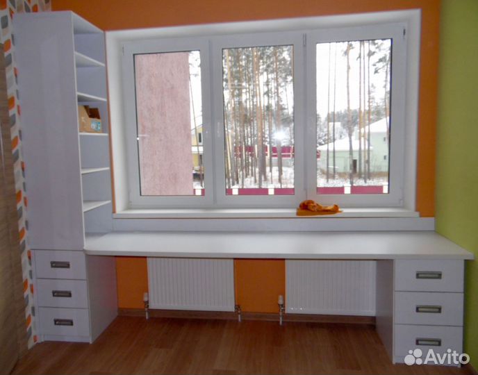 Детская рабочая зона у окна для двоих