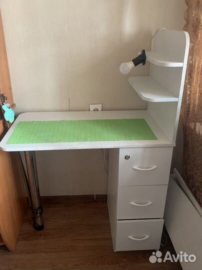 Маникюрный стол бу