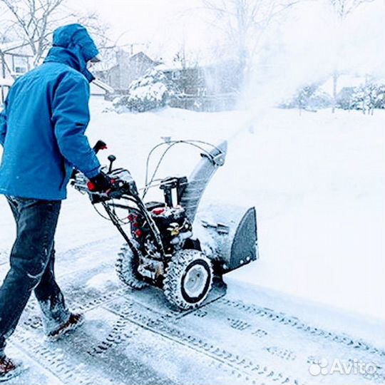 Уборка снега снегоуборщиком