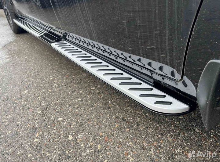 Пороги Hyundai Staria черные