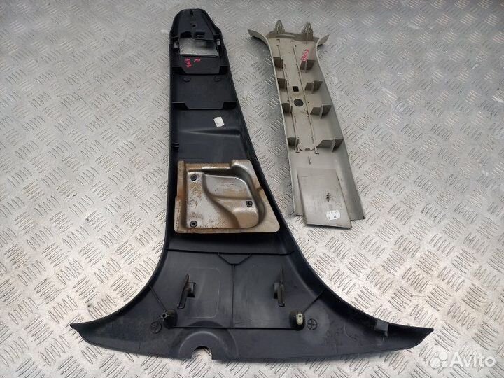 Обшивка стойки центральной правой Renault Sandero