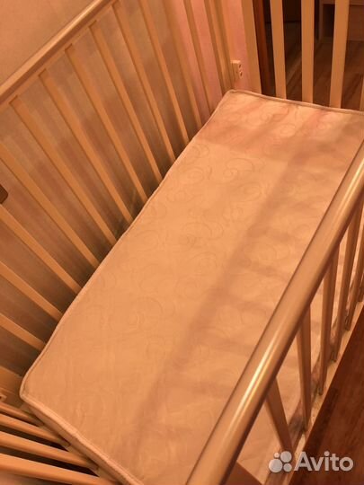 Детская кроватка с маятником