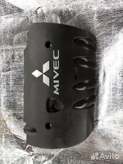 Декоративная накладка на двигател Lancer X