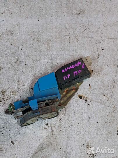 Замок двери передний правый Opel Omega B