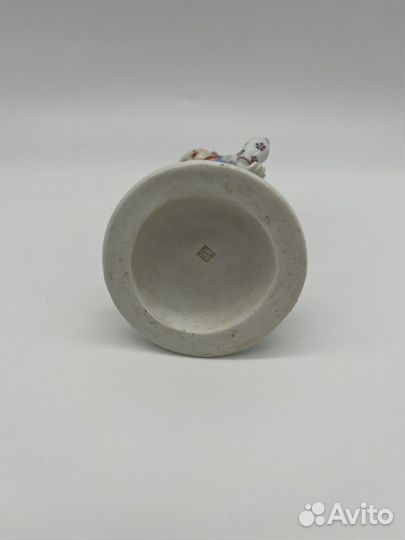 Китайская форфоровая статуэтка