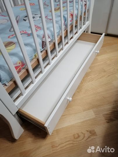 Детская кроватка с маятником и ящиком