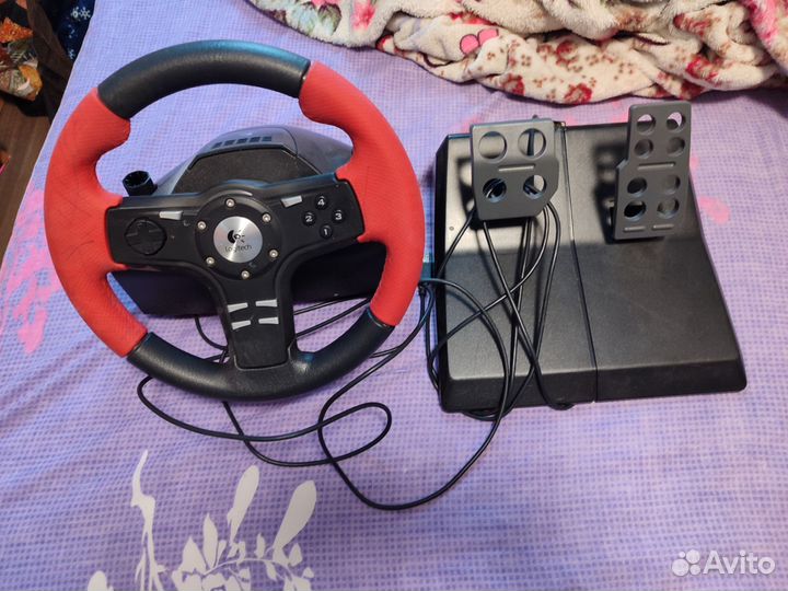 Игровой руль с педалями