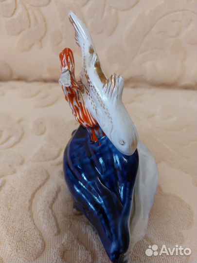 Фарфоровая статуэтка