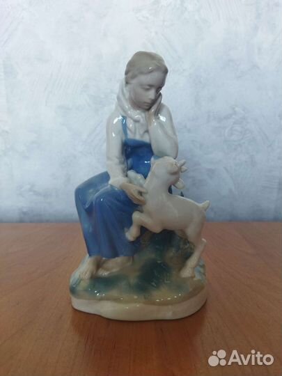Фарфоровая статуэтка Алёнушка с козленком