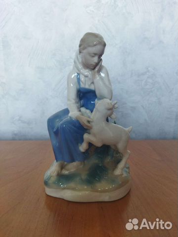 Фарфоровая статуэтка Алёнушка с козленком