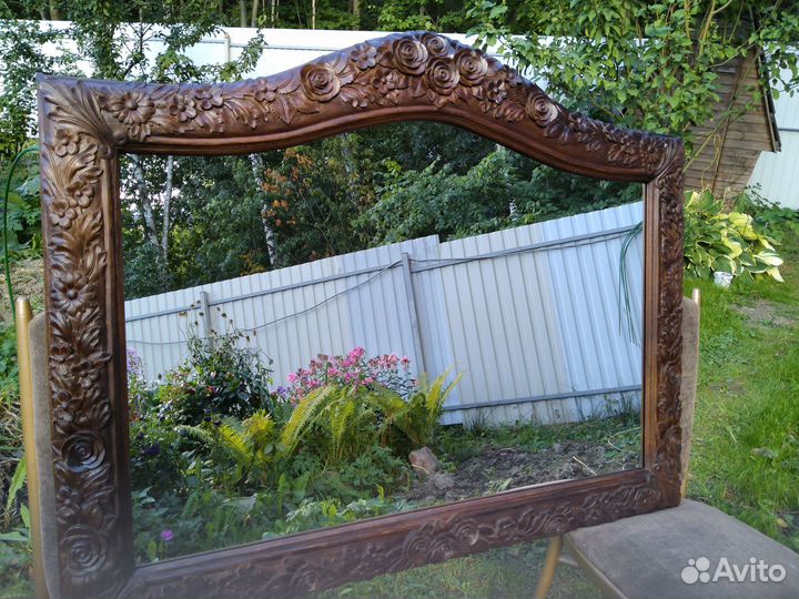 Зеркало в резной раме