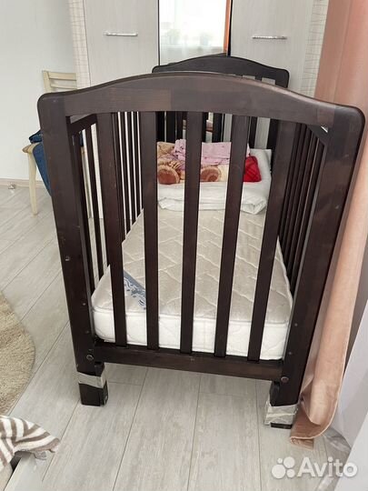 Кроватка детская с маятником и ящиком + матрас