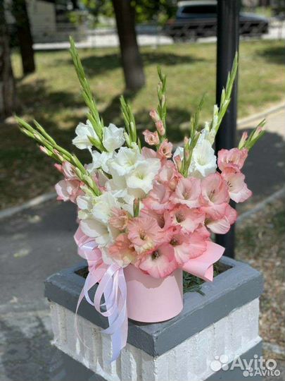 Гладиолусы в шляпной коробке