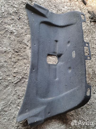 Обшивка крышки багажника Mercedes W211